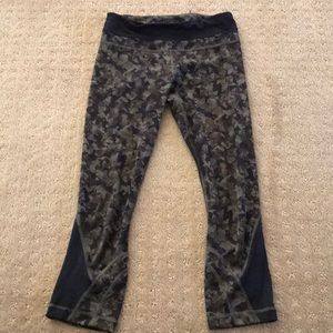 Camouflage Lululemon cropped pants